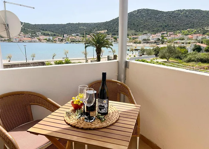 Natasa شقة Vinišće