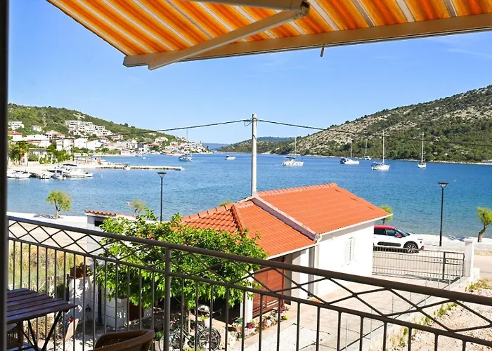 Natasa شقة Vinišće